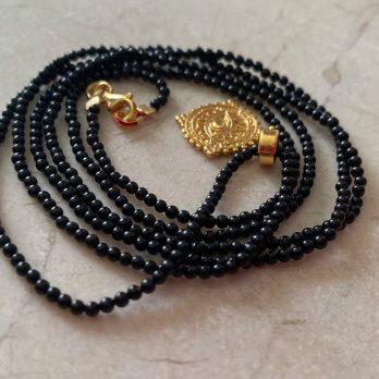 Długi naszyjnik z kamieni czarnego onyksu